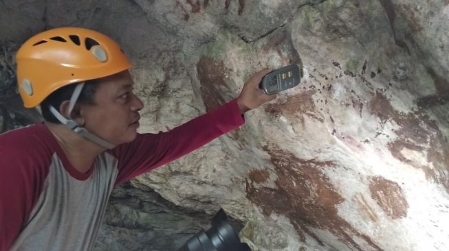 Para arkeolog melihat lukisan-lukisan di Gua Karst Pulau Sulawesi dengan cara baru [SuaraSulsel.id/Istimewa]