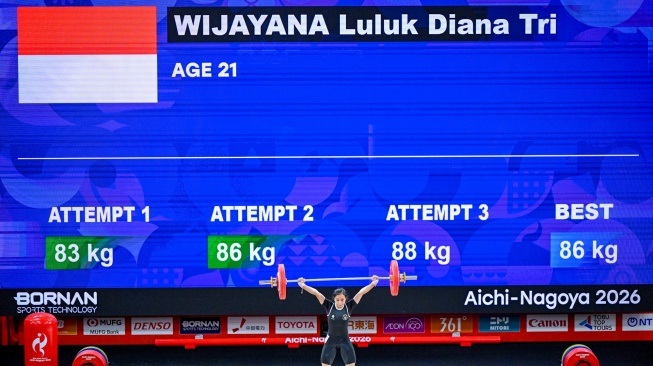 Lifter putri Indonesia Luluk Diana Tri Wijayana melakukan angkatan snatch pada final kelas 49 kilogram angkat besi Asian Games Aichi-Nagoya 2026 di Nagoya City Trade and Industry Center, Nagoya, Aichi, Jepang, Rabu (23/9/2026). [ANTARA FOTO/Fauzan/kye]
