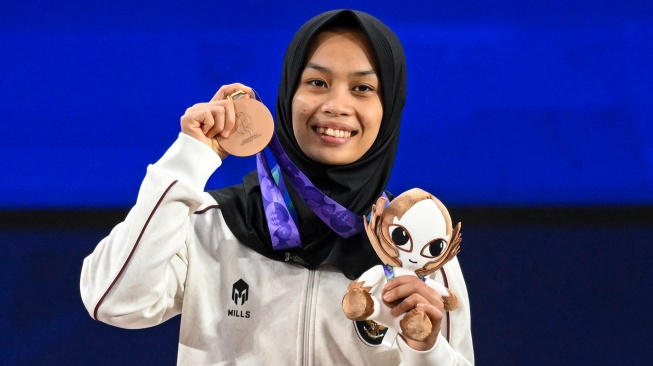 Lifter putri Indonesia Luluk Diana Tri Wijayana berpose dengan medali perunggu kelas 49 kilogram angkat besi putri yang diraihnya pada Asian Games Aichi-Nagoya 2026 di Nagoya City Trade and Industry Center, Nagoya, Aichi, Jepang, Rabu (23/9/2026). [ANTARA FOTO/Fauzan/kye]