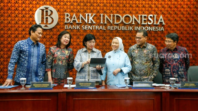 Gubernur Bank Indonesia (BI), Destry Damayanti (ketiga kiri) didampingi Deputi Gubernur Senior Aida S Budiman (ketiga kanan) dan para Deputi Gubernur Thomas Djiwandono (kiri), Filianingsih Hendarta (kedua kiri), Solikin M Juhro (kanan) dan Ricky Gozali (kedua kanan) saat mengumumkan hasil Rapat Dewan Gubernur (RDG) di Bank Indonesia, Jakarta, Rabu (23/9/2026). [Suara.com/Alfian Winanto]
