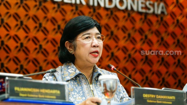 Gubernur Bank Indonesia (BI), Destry Damayanti saat mengumumkan hasil Rapat Dewan Gubernur (RDG) di Bank Indonesia, Jakarta, Rabu (23/9/2026). [Suara.com/Alfian Winanto]