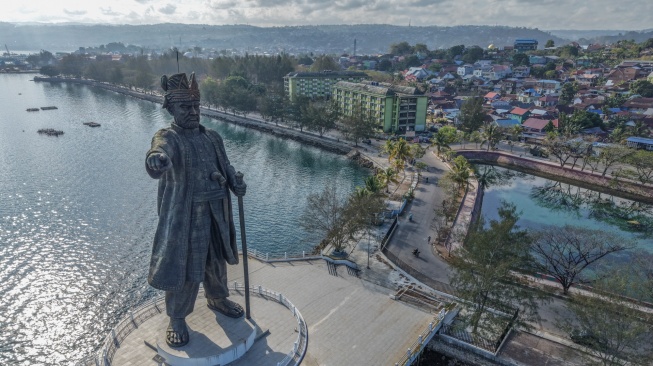 Foto udara patung Pahlawan Nasional Sultan Himayatuddin Muhammad Saidi atau Oputa Yi Koo dengan latar belakang permukiman di kawasan Kotamara, Baubau, Sulawesi Tenggara, Rabu (23/9/2026). [ANTARA FOTO/Andry Denisah/kye]