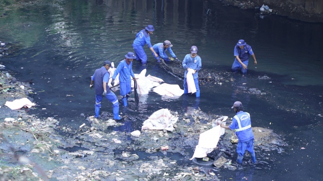 Peringati Hari Sungai dan World Cleanup Day, TelkomGroup Bersihkan Kali Krukut dari 5,1 Ton Sampah