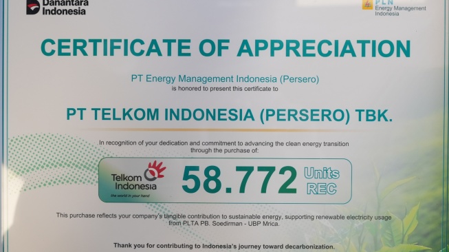 Penyerahan REC dan SPE GRK tersebut menjadi salah satu pengakuan atas keberhasilan upaya Telkom terhadap pengelolaan emisi Cakupan 1 dan 2. (Dok: Telkom)