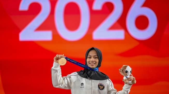 Lifter putri Indonesia Luluk Diana Tri Wijayana berpose dengan medali perunggu kelas 49 kilogram angkat besi putri yang diraihnya pada Asian Games Aichi-Nagoya 2026 di Nagoya City Trade and Industry Center, Nagoya, Aichi, Jepang, Rabu (23/9/2026). [ANTARA FOTO/Fauzan/kye]