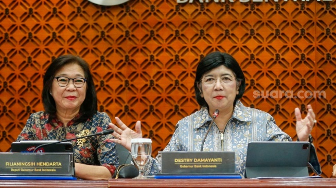 Gubernur Bank Indonesia (BI), Destry Damayanti (kanan) didampingi Deputi Gubernur Filianingsih Hendarta  (kiri) saat mengumumkan hasil Rapat Dewan Gubernur (RDG) di Bank Indonesia, Jakarta, Rabu (23/9/2026). [Suara.com/Alfian Winanto]