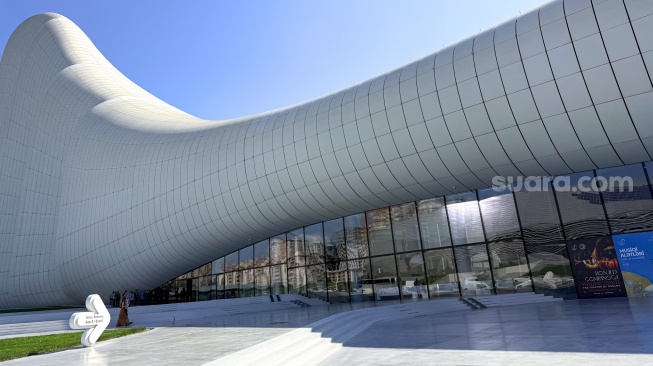 Suasana Heydar Aliyev Center di Baku, Azerbaijan, Senin (21/9/2026). [Suara.com/Rizka Chaerani]