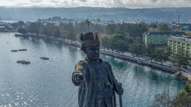 Foto udara patung Pahlawan Nasional Sultan Himayatuddin Muhammad Saidi atau Oputa Yi Koo dengan latar belakang permukiman di kawasan Kotamara, Baubau, Sulawesi Tenggara, Rabu (23/9/2026). [ANTARA FOTO/Andry Denisah/kye]