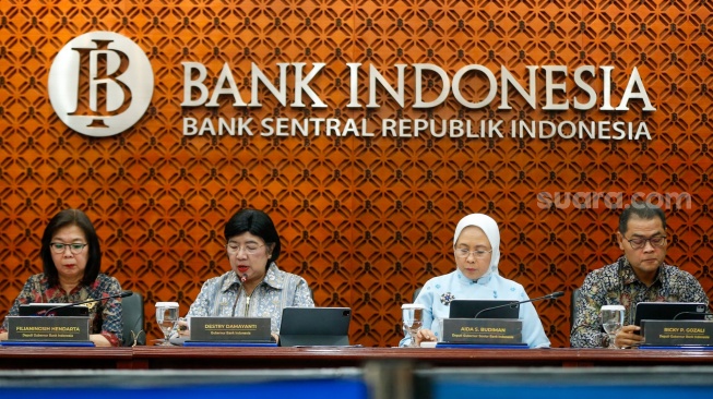Gubernur Bank Indonesia (BI), Destry Damayanti (kedua kiri) didampingi Deputi Gubernur Senior Aida S Budiman (kedua kanan), Deputi Gubernur Filianingsih Hendarta  (kiri) dan Ricky Gozali (kanan) saat mengumumkan hasil Rapat Dewan Gubernur (RDG) di Bank Indonesia, Jakarta, Rabu (23/9/2026). [Suara.com/Alfian Winanto]