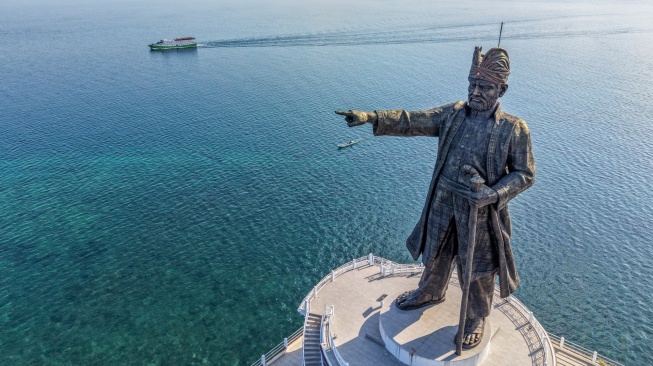 Foto udara patung Pahlawan Nasional Sultan Himayatuddin Muhammad Saidi atau Oputa Yi Koo dengan latar belakang permukiman di kawasan Kotamara, Baubau, Sulawesi Tenggara, Rabu (23/9/2026). [ANTARA FOTO/Andry Denisah/kye]