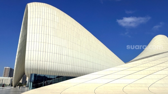 Suasana Heydar Aliyev Center di Baku, Azerbaijan, Senin (21/9/2026). [Suara.com/Rizka Chaerani]