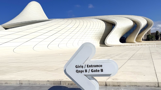 Suasana Heydar Aliyev Center di Baku, Azerbaijan, Senin (21/9/2026). [Suara.com/Rizka Chaerani]