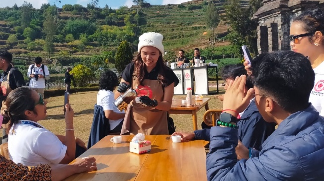 Menyesap Dieng Coffee Ritual di pelataran Candi Dwarawati, dalam Uji Jalur GI Tourism, Dieng (21-23/9/2026). (Suara.com/CNR ukirsari)