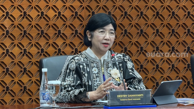 Gubernur BI Destry Damayanti saat konferensi pers di Kantor Bank Indonesia. Kamis (24/9/2026). [Suara.com/Dicky Prastya]