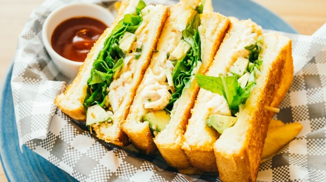 Ilustrasi Sandwich Telur Orak-Arik. [magnific].