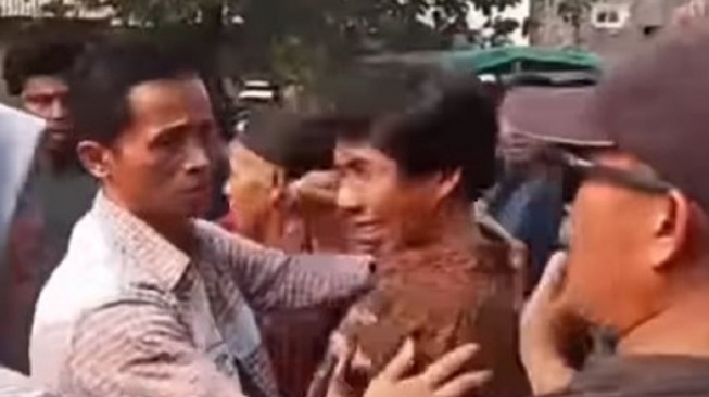 Kisah Pemilah Sampah Tumbangkan Petahana: Sinyal Kuat Perubahan Politik dari Desa hingga Pilpres