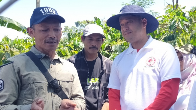 Turno, Ketua MPIG Kopi Arabica Dieng bersama Fajar Sulaeman Taman, Direktur Merek dan Indikasi Geografis di Direktorat Jenderal Kekayaan Intelektual (DJKI) Kementerian Hukum. (Suara.com/CNR ukirsari)