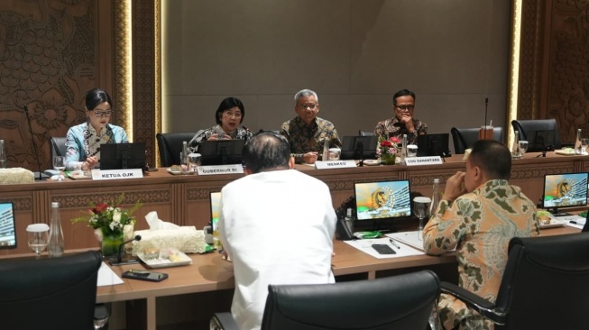 Wakil Ketua DPR RI Sufmi Dasco Ahmad, Menteri Sekretaris Negara Prasetyo Hadi, Menteri Keuangan Suahasil Nazara, Gubernur Bank Indonesia Destry Damayanti, Chief Operating Officer Danantara Indonesia Dony Oskaria, serta Ketua Dewan Komisioner OJK Friderica Widyasari Dewi, bertemu di DPR, Kamis (24/9/2026).