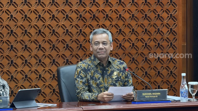 Menkeu Suahasil Nazara saat konferensi pers di Kantor Bank Indonesia, Kamis (24/9/2026). [Suara.com/Dicky Prastya]