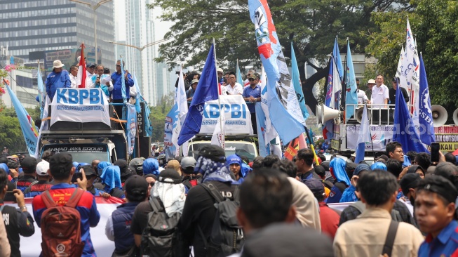 Massa buruh saat melakukan aksi unjuk rasa di Kawasan Bundaran HI, Jakarta, Kamis (24/9/2026). [Suara.com/Alfian Winanto]