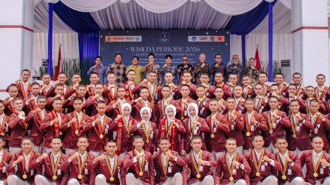 Para wisudawan dan wisudawati Akademi Komunitas Toyota Indonesia (AKTI) dalam acara Wisuda AKTI 2026 di Kampus AKTI, TMMIN Plant 3 Karawang, Jawa Barat. (Foto: Toyota Indonesia)