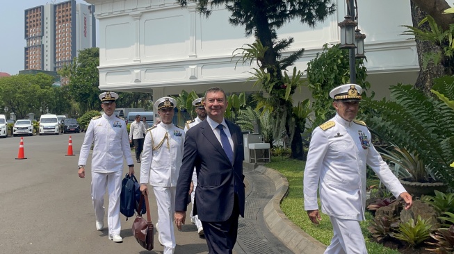 Prabowo Terima Angkatan Laut Italia yang Antar Kapal Induk Giuseppe Garibaldi di Istana