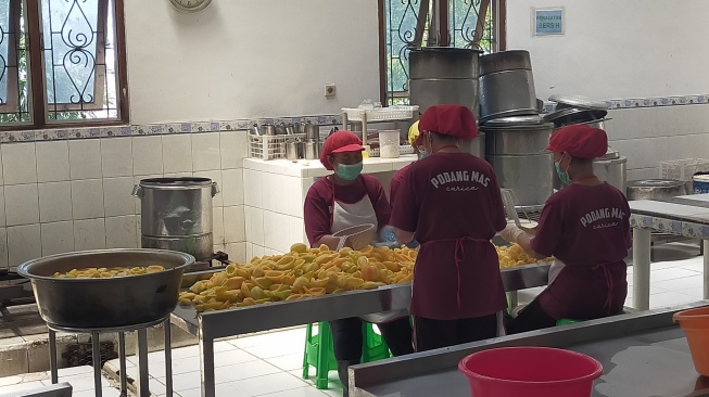 Suasana pabrik pengolahan carica UD Podang Mas. (Suara.com/CNR ukirsari)