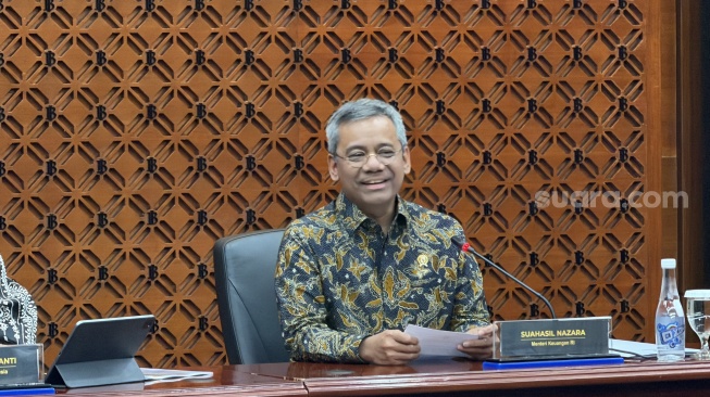 Menkeu Suahasil Nazara saat konferensi pers di Kantor Bank Indonesia, Kamis (24/9/2026). [Suara.com/Dicky Prastya]