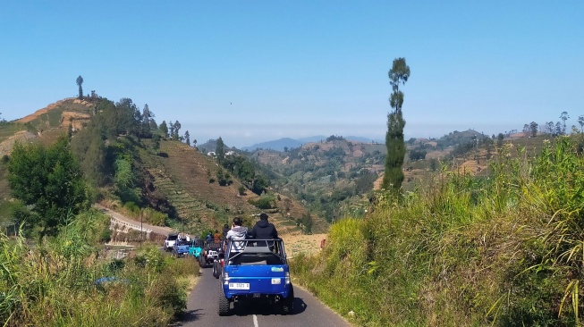Wisata jip di ketinggian Pegunungan Dieng saat Uji Jalur DJKI. (Suara.com/CNR ukirsari)