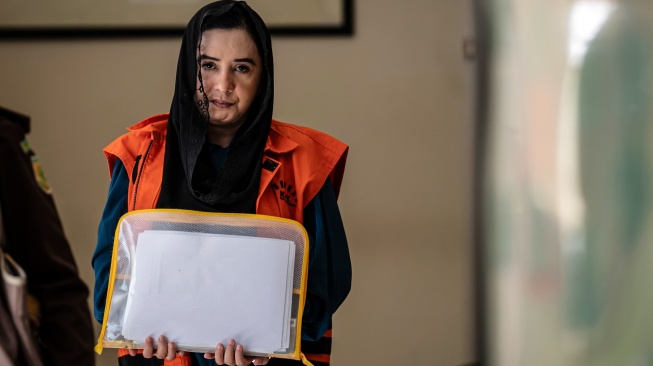 Terdakwa kasus dugaan korupsi pengadaan barang dan jasa di Pemkab Pekalongan Fadia Arafiq berjalan untuk mengikuti sidang tuntutan di Pengadilan Tipikor, Semarang, Jawa Tengah, Kamis (24/9/2026). [ANTARA FOTO/Aprillio Akbar/wsj]