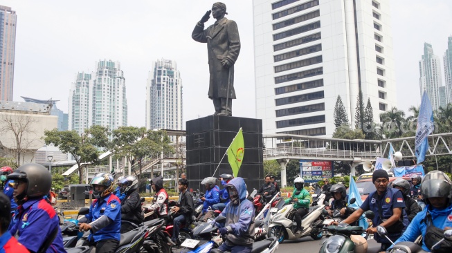 Massa buruh melakukan long march saat aksi unjuk rasa di Kawasan Bundaran HI, Jakarta, Kamis (24/9/2026). [Suara.com/Alfian Winanto]