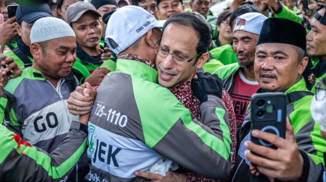 Terdakwa kasus dugaan korupsi pengadaan Chromebook dalam program digitalisasi pendidikan di Kemendikbudristek Nadiem Anwar Makarim mendapat dukungan dari sejumlah pengemudi ojek daring sebelum mengikuti sidang putusan banding di Pengadilan Tinggi DKI Jakarta, Jakarta, Kamis (24/9/2026). [ANTARA FOTO/Bayu Pratama S/wsj]