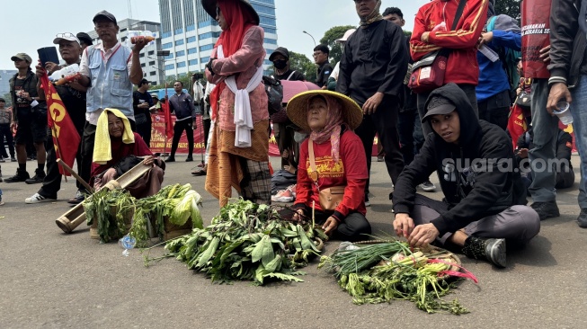 Massa aksi dalam peringatan Hari Tani Nasional (HTN) 2026 mulai berkumpul di depan Gedung DPR RI, Kamis (24/9/2026). [Suara.com/Faqih]