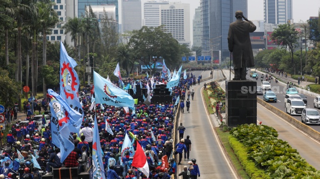 Massa buruh melakukan long march saat aksi unjuk rasa di Kawasan Bundaran HI, Jakarta, Kamis (24/9/2026). [Suara.com/Alfian Winanto]