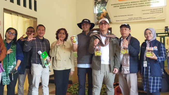 Kunjungan para peserta Uji Jalur GI Tourism Dieng ke UD Podang Mas, tampak Ketua MPIG Carica Dieng, Wekso Pribiantoro (ketiga dari kiri), dan CEO UD Podang Mas, Rum Wikaningtyas (keempat dari kanan), bersama Direktur Merek dan Indikasi Geografis di Direktorat Jenderal Kekayaan Intelektual (DJKI) Kementerian Hukum Fajar Sulaeman Taman, dan Direktur Penegakan Hukum di Direktorat Jenderal Kekayaan Intelektual (DJKI) Kementerian Hukum, Arie Ardian Rishadi. (Suara.com/CNR ukirsari)