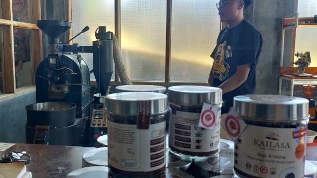 Mesin pengolah kopi Arabica Dieng di dekat Learning Centre Arabica Dieng Bank Indonesia. (Suara.com/CNR ukirsari)