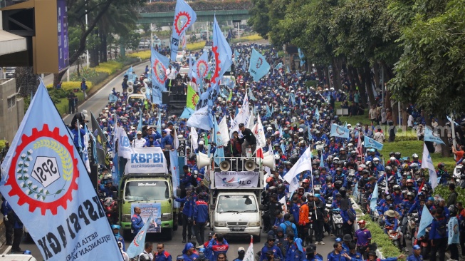 Massa buruh melakukan long march saat aksi unjuk rasa di Kawasan Bundaran HI, Jakarta, Kamis (24/9/2026). [Suara.com/Alfian Winanto]