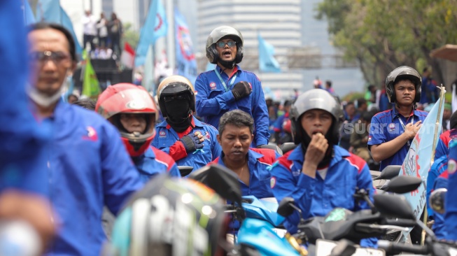 Massa buruh saat melakukan aksi unjuk rasa di Kawasan Bundaran HI, Jakarta, Kamis (24/9/2026). [Suara.com/Alfian Winanto]