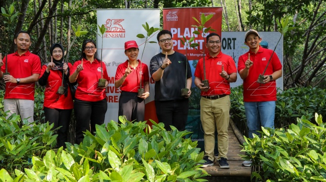 Rebecca Tan, selaku President Director & CEO Generali Indonesia (tengah) bersama tim management Generali Indonesia; Gilbert Deddy Naibaho selaku Chief Corporate Solutions Officer (kedua dari kanan), Maria Elvida selaku Chief Finance Officer (ketiga dari kiri), Suzwamela Zawawi selaku Chief Operations Officer (kedua dari kiri), Cholil Ridwan selaku Chief Investment Officer (paling kiri), Pramudhana Angga selaku Chief of Staff (paling kanan), beserta Sudono Salim selaku Chief Growth Officer Jejakin (ketiga dari kanan), saat seremoni keberlanjutan inisiatif PLAN & PLANT, 1 Polis = 1 Mangrove di Taman Wisata Alam Angke, Kamis (24/9/2026).  [handout]
