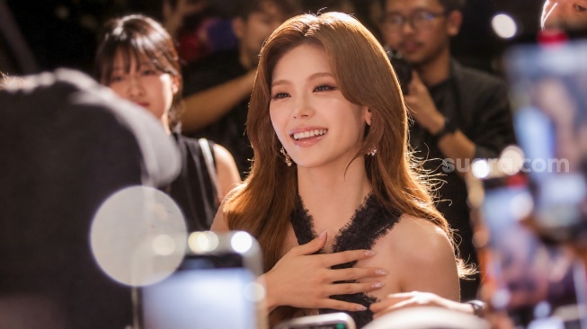 Anggota grup musik ITZY, Hwang Ye-Ji atau Yeji, menyapa para penggemarnya usai menghadiri sebuah acara di salah satu pusat perbelanjaan di Jakarta, Kamis (24/9/2026). [Suara.com/Alfian Winanto]