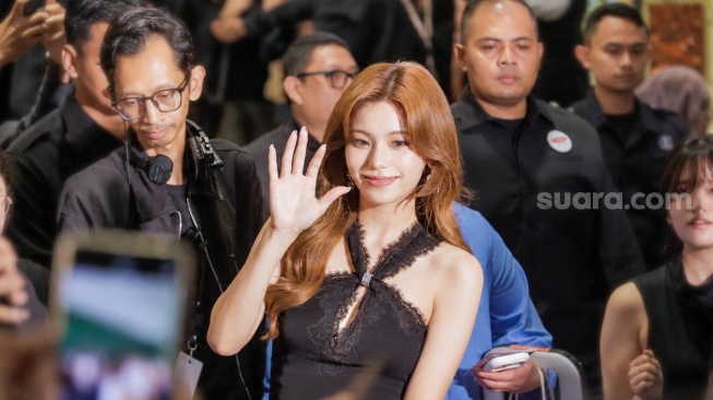 Anggota grup musik ITZY, Hwang Ye-Ji atau Yeji, menyapa para penggemarnya usai menghadiri sebuah acara di salah satu pusat perbelanjaan di Jakarta, Kamis (24/9/2026). [Suara.com/Alfian Winanto]