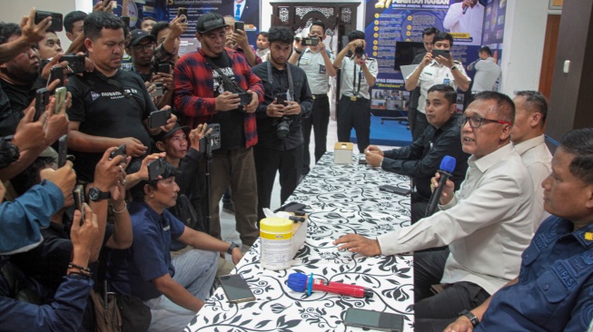Kepala Kantor Wilayah Ditjen PAS Jawa Barat Yudi Suseno (kedua kanan) memberikan keterangan kepada media terkait inspeksi mendadak (sidak) Ombudsman RI di Lapas Kelas IIA Cibinong, Kabupaten Bogor, Jawa Barat, Kamis (24/9/2026). [ANTARA FOTO/Yulius Satria Wijaya/kye]

