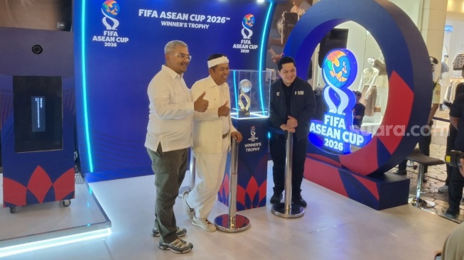 Trofi FIFA ASEAN Cup 2026 dipamerkan oleh Persatuan Sepak Bola Seluruh Indonesia (PSSI) di Paris Van Java (PVJ), Kota Bandung, Jawa Barat mulai 24 hingga 26 September 2026. [Suara.com/Rahman]