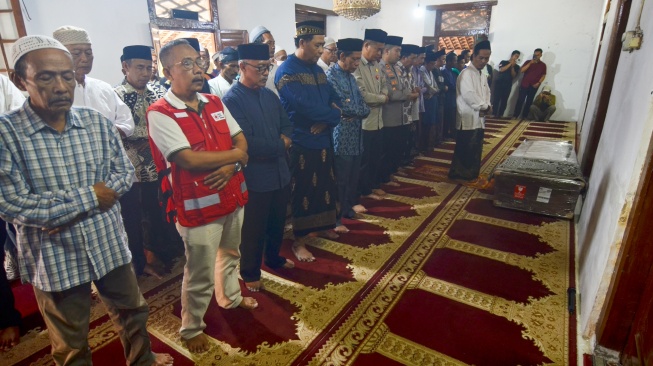Sejumlah keluarga dan kerabat melaksanakan shalat jenazah anak buah kapal (ABK) Arupadhatu 1, Surakman, di Masjid Jami Al Khusaeni, Kampung Pagedongan, Carita, Kabupaten Pandeglang, Banten, Kamis (24/9/2026). [ANTARA FOTO/Rikardo/pma/kye]
