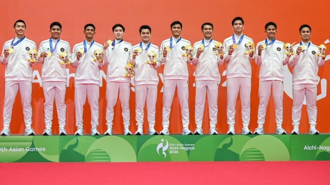 Sejumlah pebulu tangkis putra Indonesia berfoto dengan medali emas mereka setelah menang dalam final beregu Asian Games Aichi Nagoya 2026 di Ichinomiya City Municipal Gymnasium, Nagoya, Aichi, Jepang, Kamis (24/9/2026). [ANTARA FOTO/Fauzan/app/bar]
