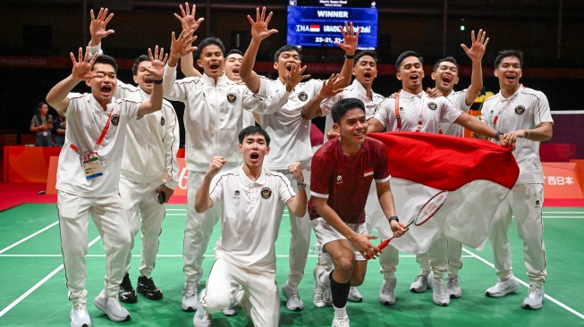 Sejumlah pebulu tangkis putra Indonesia mengerubungi rekan mereka, Moh. Zaki Ubaidillah (tengah) usai mengalahkan pebulu tangkis tunggal putra China Weng Hongyang pada final beregu Asian Games Aichi Nagoya 2026 di Ichinomiya City Municipal Gymnasium, Nagoya, Aichi, Jepang, Kamis (24/9/2026). [ANTARA FOTO/Fauzan/app/bar]