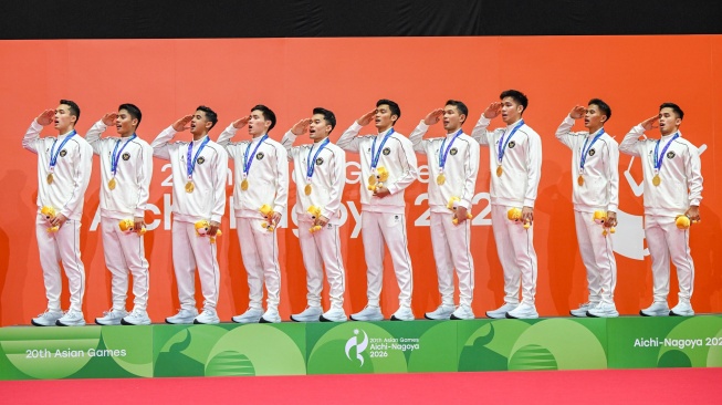 Sejumlah pebulu tangkis putra Indonesia memberi hormat saat bendera Merah Putih dikibarkan dalam seremoni pemenang nomor final beregu Asian Games Aichi Nagoya 2026 di Ichinomiya City Municipal Gymnasium, Nagoya, Aichi, Jepang, Kamis (24/9/2026). [ANTARA FOTO/Fauzan/app/bar]
