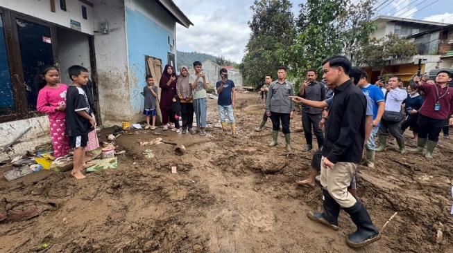 Tinjau Lokasi Terdampak, Gibran Minta Hal Ini jadi Prioritas Penanganan Banjir Bandang Solok