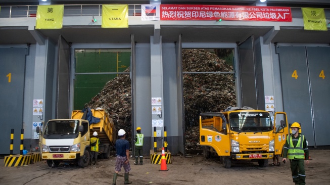 Truk pengangkut sampah milik Dinas Lingkungan Hidup Kota Palembang melakukan bongkar muat sampah di tempat Pengolahan Sampah Menjadi Energi Listrik (PSEL) Keramasan, Kertapati, Palembang, Sumatera Selatan, Kamis (24/9/2026). [ANTARA FOTO/Nova Wahyudi/sgd]
