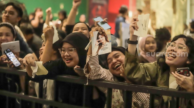 Para penggemar menyapa Anggota grup musik ITZY, Hwang Ye-Ji atau Yeji usai menghadiri sebuah acara di salah satu pusat perbelanjaan di Jakarta, Kamis (24/9/2026). [Suara.com/Alfian Winanto]
